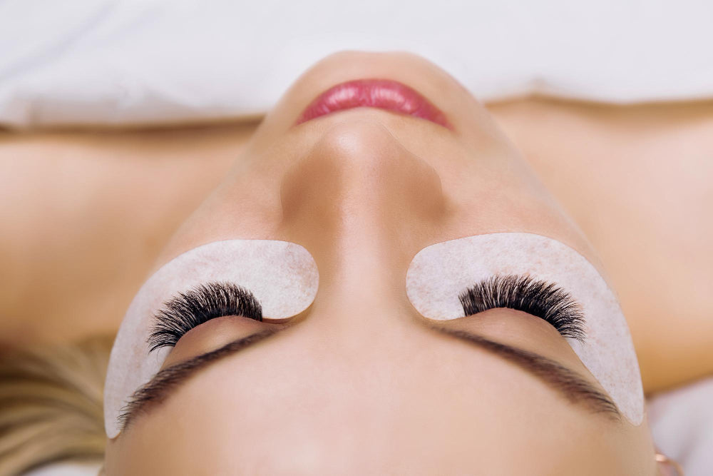 Cum obții efectul de Foxy Eyes cu extensii de gene